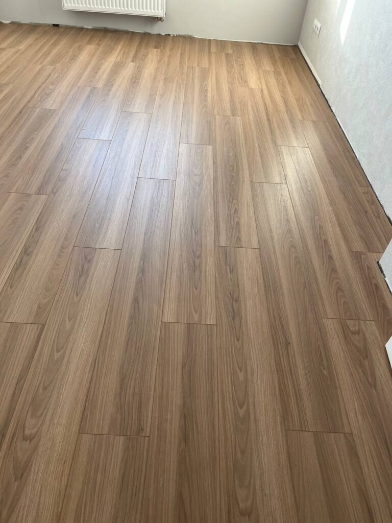 Монтаж ламинатных панелей